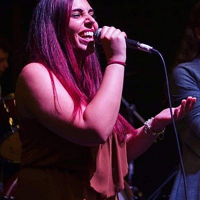Roberta Burla cantante, docente di canto moderno e propedeutica presso le Scuole di Musica Niccolò Paganini
